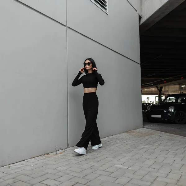 Elegant Elegantes Junges Mädchen Mit Schicker Sonnenbrille Modischer Schwarzer Kleidung — Stockfoto