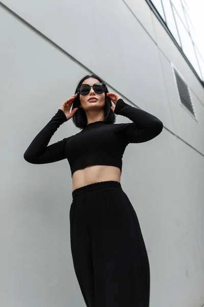 Modaya Uygun Siyah Elbiseli Güzel Bir Kadın Şık Siyah Güneş — Stok fotoğraf