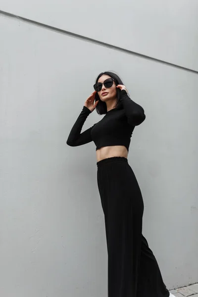 Stylowa Piękna Elegancka Dziewczyna Fantazyjnymi Okularami Modnych Czarnych Ubraniach Spacerujących — Zdjęcie stockowe