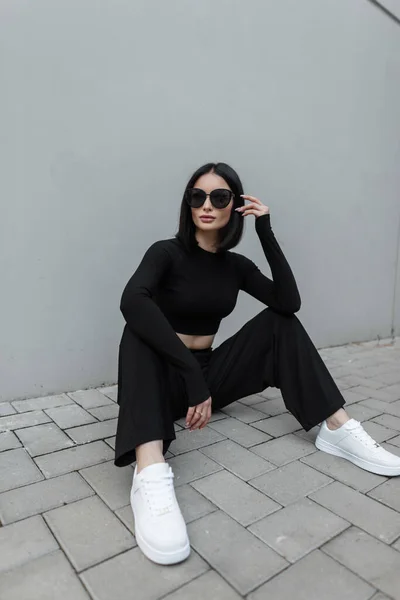 Snygg Vacker Urban Kvinna Med Coola Solglasögon Trendiga Svarta Kläder — Stockfoto