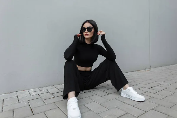 Moda Modasına Uygun Siyah Güneş Gözlüklü Beyaz Spor Ayakkabılı Şık — Stok fotoğraf