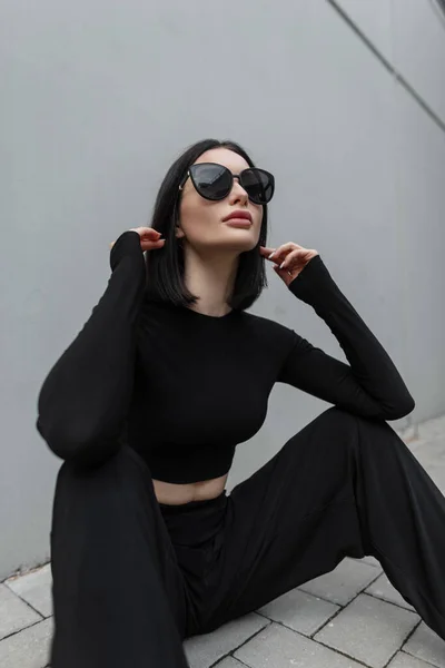 Şık Kısa Saçlı Modaya Uygun Güneş Gözlüklü Siyah Spor Kıyafetli — Stok fotoğraf