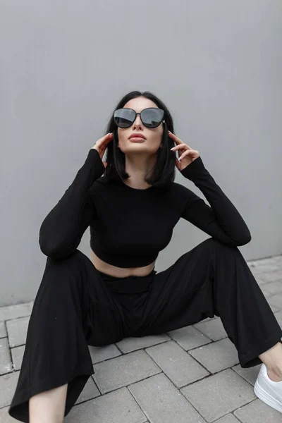 Şık Siyah Elbiseli Havalı Siyah Gözlüklü Güzel Bir Kız Gri — Stok fotoğraf