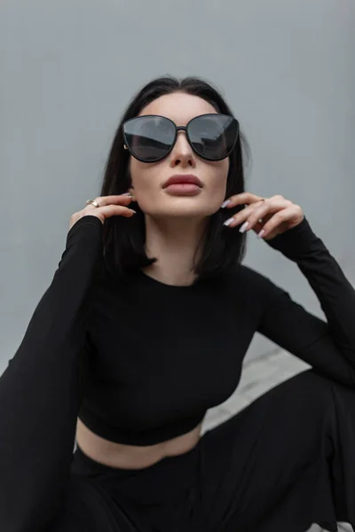 Stylowa Piękna Młoda Kobieta Modą Czarne Okulary Przeciwsłoneczne Modne Czarne — Zdjęcie stockowe
