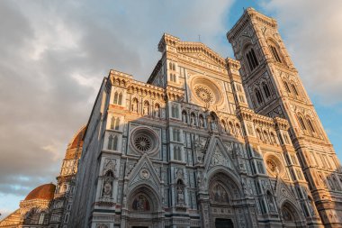 İnanılmaz güzel Gotik katedral mimarisi Floransa, İtalya 'da gün batımında