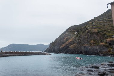 İtalya, Vernazza 'da bulutlu bir günde teknesi olan güzel bir kaya parçası.