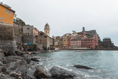 İtalya 'nın Vernazza şehrinde bulutlu bir günde, deniz kenarında uçurumun kenarında antika evleri olan inanılmaz klasik bir köy.