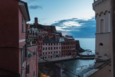 Güzel, eski İtalyan köyü. Akşamları deniz kenarında uçurumun kenarında eski evleri var. Vernazza 'da bulutlar var.