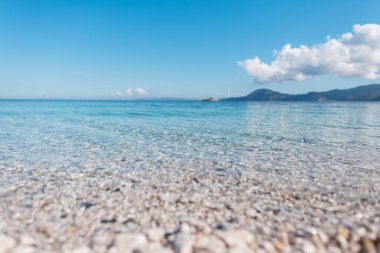 İnanılmaz mavi deniz, kumsal, gökyüzü ve ada