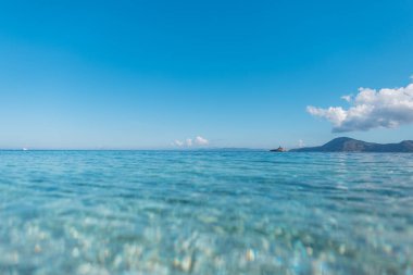 İtalya 'nın Elba Adası' nda berrak gökyüzü ve berrak masmavi sularıyla inanılmaz bir mavi deniz.