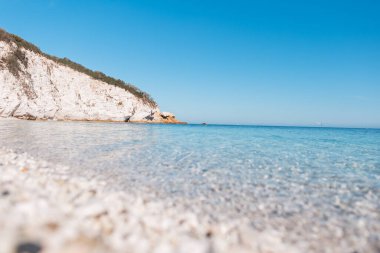 İtalya 'nın Elba adasında açık mavi deniz, kaya ve gökyüzü.