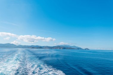 Elba adası ve mavi gökyüzü manzaralı güzel bir gemiyle denizden geçeceğiz.