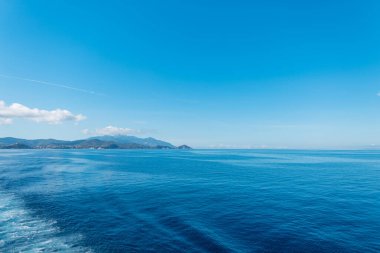 İtalya 'da deniz, Elba adası ve gökyüzü olan güzel mavi gökyüzü.