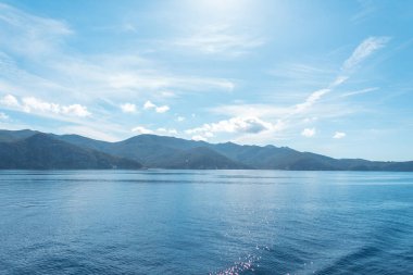 Güneşli bir günde İtalya 'da mavi gökyüzü ile denizde Elba adası