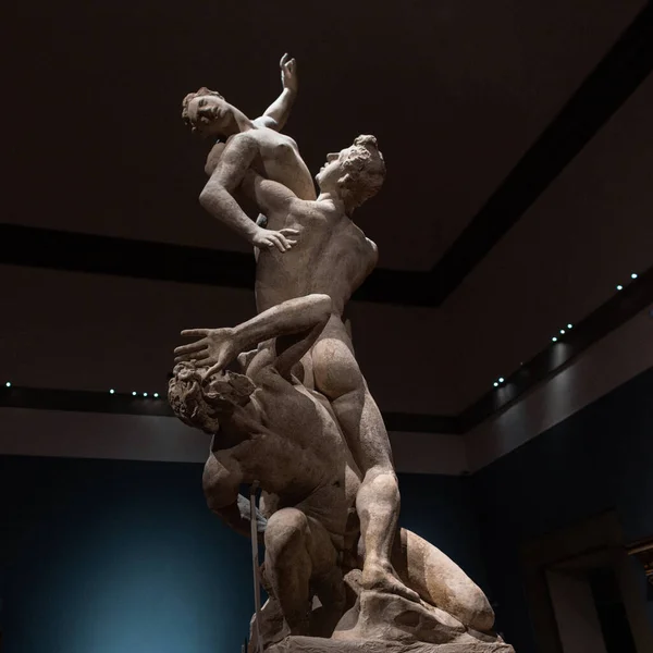 Beautiful Art Sculpture Two Man Woman Motion Dark Background Renaissance — Stock Photo, Image