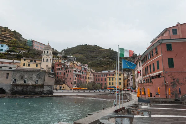 Krásná Vesnice Starými Domy Úzkými Uličkami Vlajkou Itálie Skále Moře — Stock fotografie