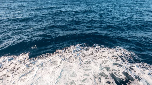 Dalgalı Beyaz Köpüklü Güzel Mavi Deniz — Stok fotoğraf