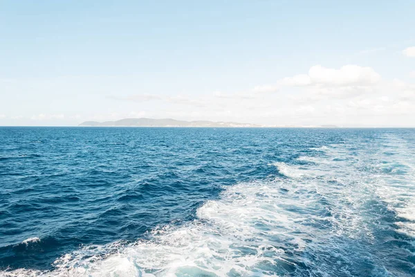 令人惊奇的蓝色海与海浪与爱尔巴岛 意大利 去岛上的旅程 — 图库照片