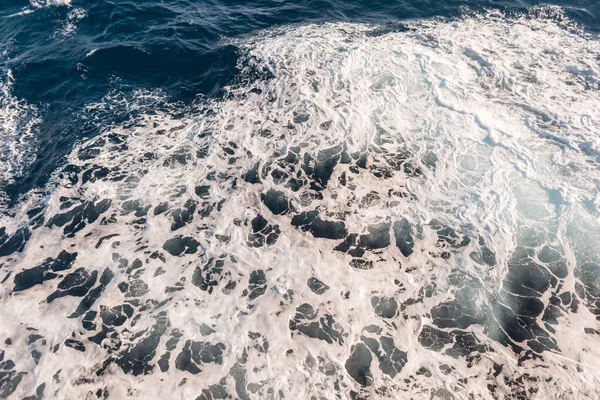 Dalgalı Beyaz Desenli Güzel Mavi Deniz Yukarıdan Görünüyor — Stok fotoğraf