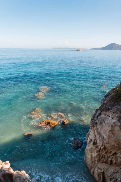 Чудове Блакитне Узбережжя Камінням Біля Моря Чистою Водою Острові Ельба — стокове фото