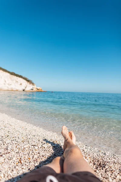 Uomo Successo Giace Riposa Una Spiaggia Pietra Bianca Mare Azzurro — Foto Stock