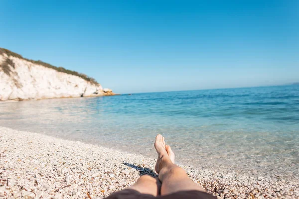 在意大利爱尔巴岛上 人们躺在清澈蔚蓝的大海边 在一块岩石旁边休息 — 图库照片