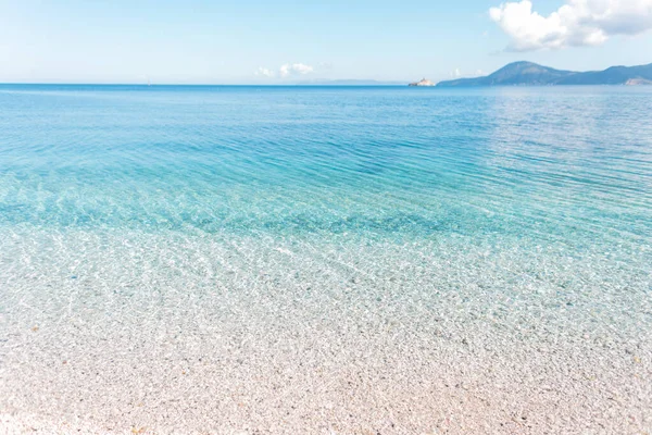 Mar Azul Claro Surpreendente Com Praia Água Limpa Céu Bonito — Fotografia de Stock