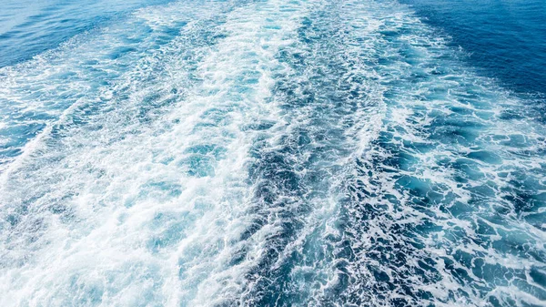 波と白い泡 船の歩道と美しい青い海 — ストック写真