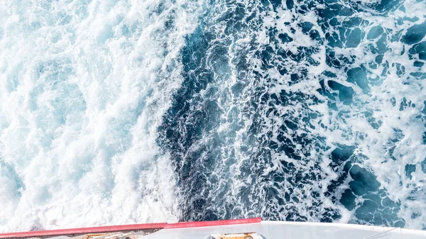 船载着浪花和白沫在蓝色的海面上航行 尽收眼底 — 图库照片