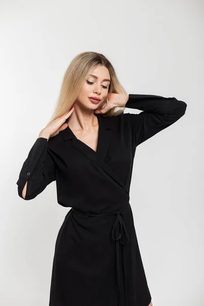 Elegante Hermosa Chica Modelo Rubia Negocio Moda Vestido Negro Estudio —  Fotos de Stock