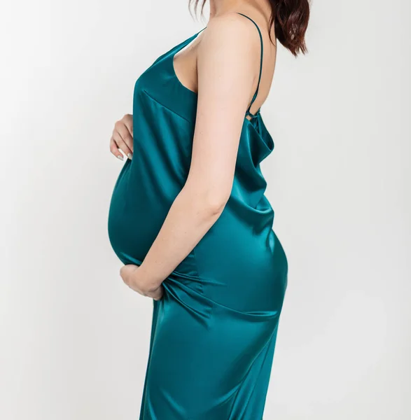 一个穿着时髦意大利面腰带连衣裙大肚皮的孕妇的侧影 — 图库照片
