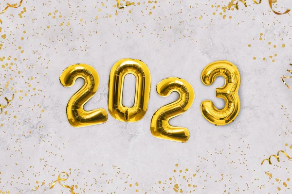 Golden Balloons 2023 New Year Golden Confetti Lie Gray Table — Stock Photo, Image