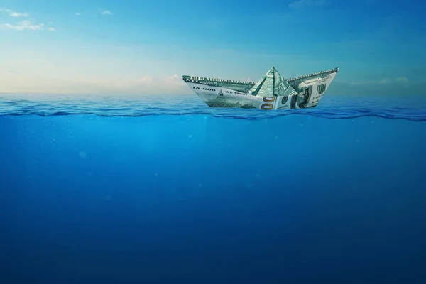 独创的一块钱纸船在公海上航行 可以看到水下景色 Finance Insurance Concept 危机与深度 商业与海洋 — 图库照片