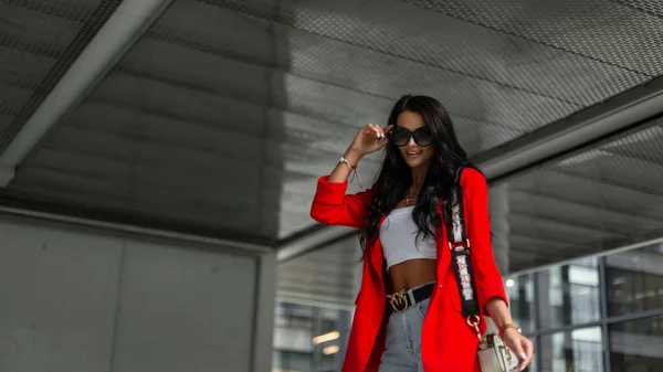 Modische Schöne Glücklich Glücklich Erfolgreiche Business Girl Mode Helle Kleidung — Stockfoto