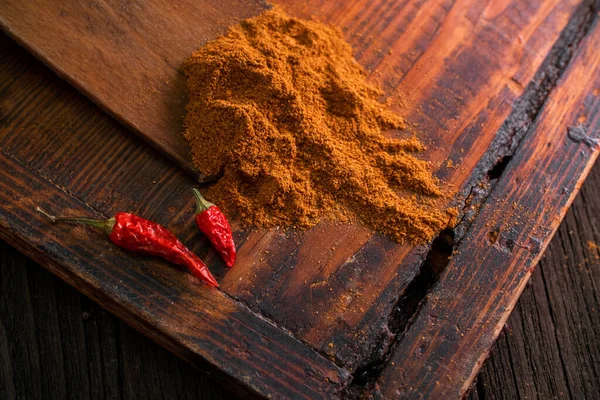 Köstliche Würzige Bodenwürze Mit Roten Getrockneten Paprika Auf Einem Hölzernen — Stockfoto