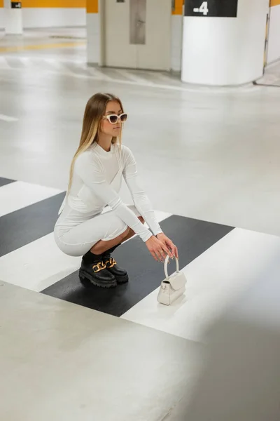 Snygg Vacker Ung Vogue Flicka Med Solglasögon Mode Vit Klänning — Stockfoto
