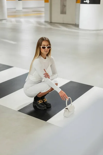 Stylisch Schöne Modische Mädchen Mit Weißen Trendigen Sonnenbrille Modekleidung Mit — Stockfoto