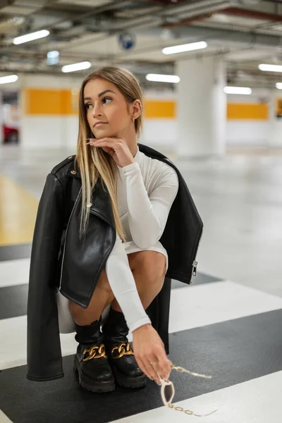 Stijlvolle Mooie Vogue Vrouw Mode Casual Rock Kleding Met Een — Stockfoto