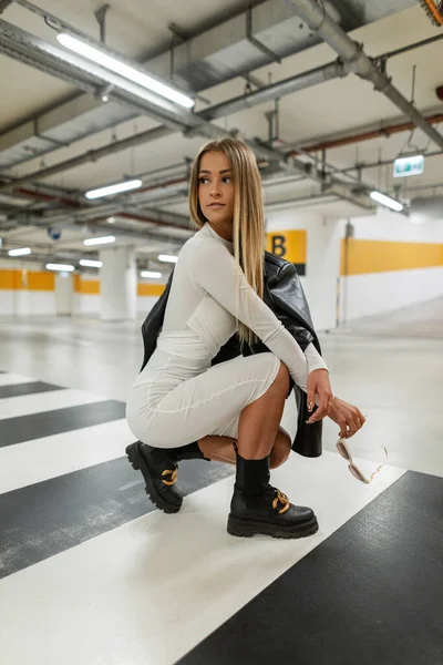 Fashion Mooi Meisje Stijlvolle Casual Stedelijke Kleding Met Zwarte Laarzen — Stockfoto