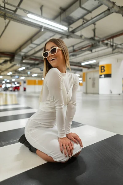 Komik Güzel Modaya Uygun Pozitif Duyguları Olan Beyaz Güneş Gözlüklü — Stok fotoğraf