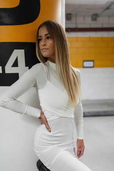 Hermosa Chica Vestido Blanco Moda Encuentra Cerca Una Pared Color —  Fotos de Stock