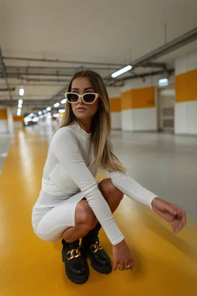 Cool Gata Mode Modell Kvinna Med Vita Solglasögon Trendig Vit — Stockfoto
