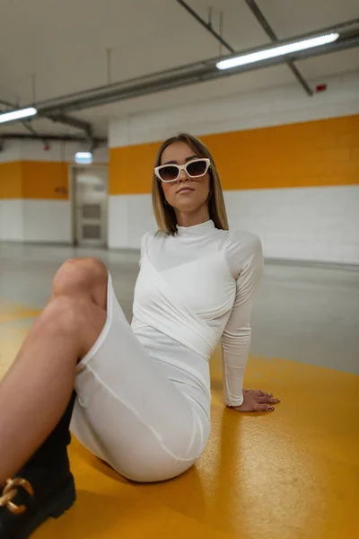 Stijlvolle Mooie Modemodel Vrouw Met Koele Witte Zonnebril Een Witte — Stockfoto