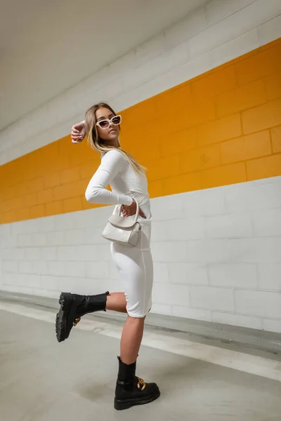 Moda Hermosa Chica Modelo Elegante Con Cuerpo Delgado Vestido Blanco —  Fotos de Stock