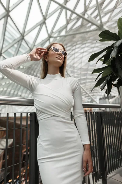 Havalı Beyaz Güneş Gözlüklü Moda Beyaz Elbiseli Güzel Modaya Uygun — Stok fotoğraf