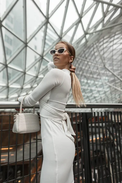 Moda Beyazından Gözlüklü Şık Beyaz Elbiseli Alışveriş Merkezinde Deri Çantalı — Stok fotoğraf