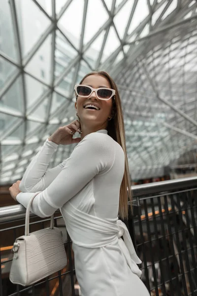 Modelo Mujer Moda Hermosa Feliz Con Una Sonrisa Gafas Sol — Foto de Stock