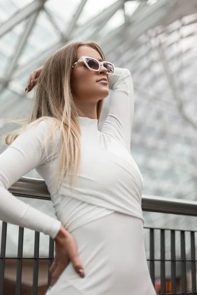 Modieus Mooi Meisje Model Met Mooie Stijlvolle Witte Zonnebril Een — Stockfoto