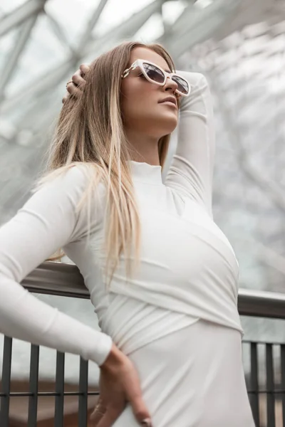 Μοντέρνο Όμορφο Κομψό Κορίτσι Λευκά Μοντέρνα Γυαλιά Ηλίου Ένα Λευκό — Φωτογραφία Αρχείου