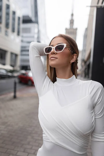 Beyaz Güneş Gözlüklü Modaya Uygun Beyaz Elbiseli Güzel Bir Kadının — Stok fotoğraf